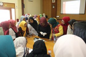 2. SEJUMLAH aktivitas dalam pelatihan quality control alat POCT pada Rabu (25/9) di Dinas Kesehatan Kota Surabaya. (Foto: Istimewa)