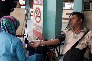 SALAH seorang pendonor ketika mengikuti kegiatan donor darah dan bakti sosial di Kantor Kelurahan Mulyorejo, Minggu (1/9). (Foto: Istimewa)