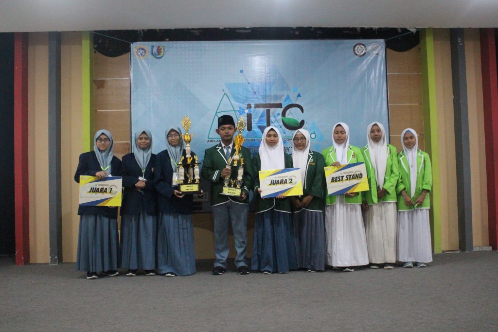 PEMENANG Best Stand MAN 1 Gresik (Juara 1), SMA Hidayatus Salam tim B (Juara 2), SMA Hidayatus Salam tim A. (Foto: Istimewa)