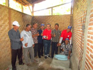 Implementasi jamban sehat oleh Pascasarjana UNAIR di Desa Sukorejo. (Foto: Istimewa)