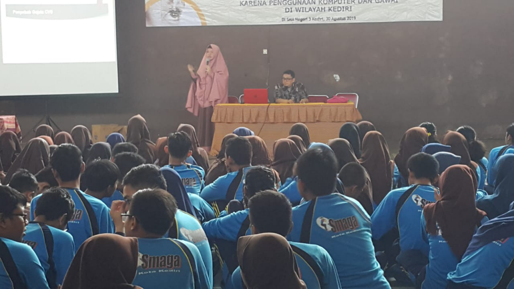  KULIAH singkat tentang CVS dan terapinya oleh Bambang Subakti Z., S.SI., M.CLINPHARM., APT dosen FF UNAIR dan dr Rozalina kepada 350 siswa SMA N 3 Kediri. (Foto : Istimewa)