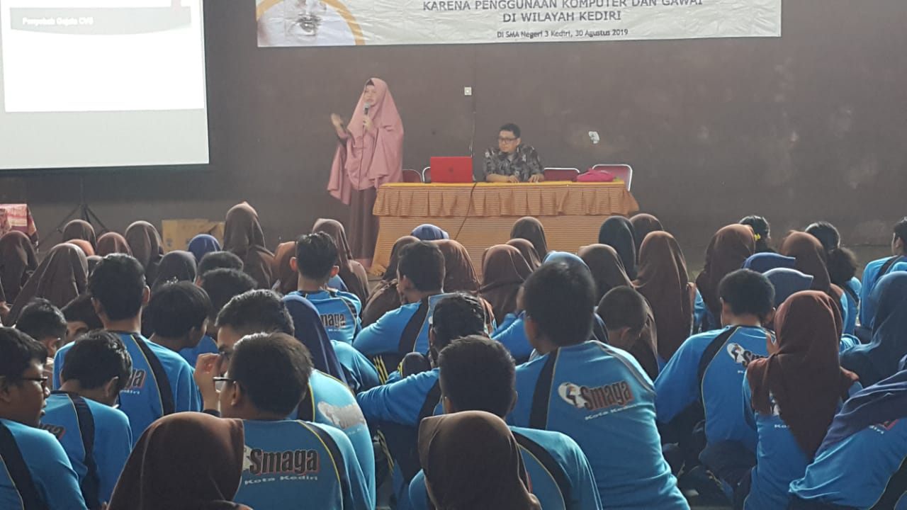  KULIAH singkat tentang CVS dan terapinya oleh Bambang Subakti Z., S.SI., M.CLINPHARM., APT dosen FF UNAIR dan dr Rozalina kepada 350 siswa SMA N 3 Kediri. (Foto : Istimewa)