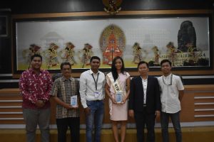 PEMBERIAN plakat penghargaan kepada pemateri Natasha Keniraras serta Drs. Tubiyono M.Si. (Foto: Endiya)