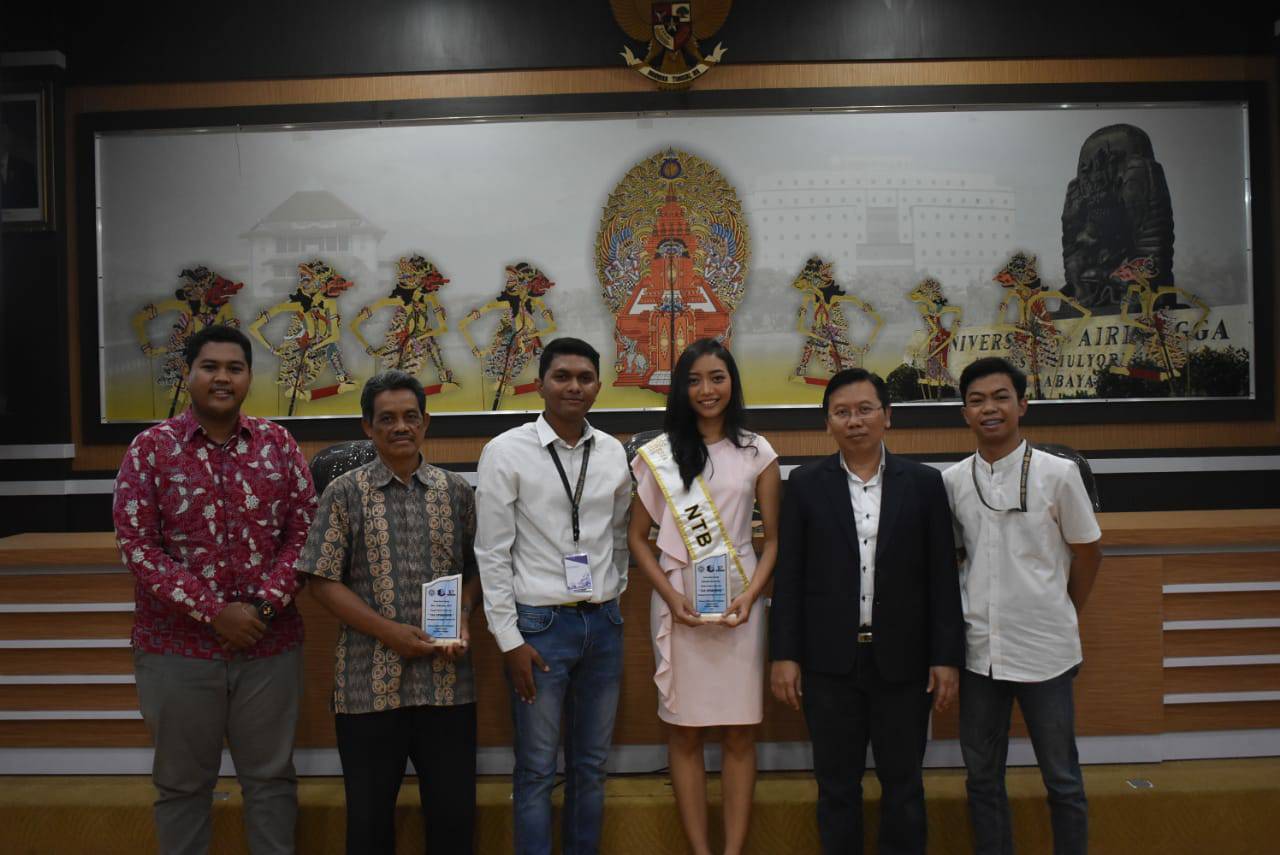 PEMBERIAN plakat penghargaan kepada pemateri Natasha Keniraras serta Drs. Tubiyono M.Si. (Foto: Endiya)