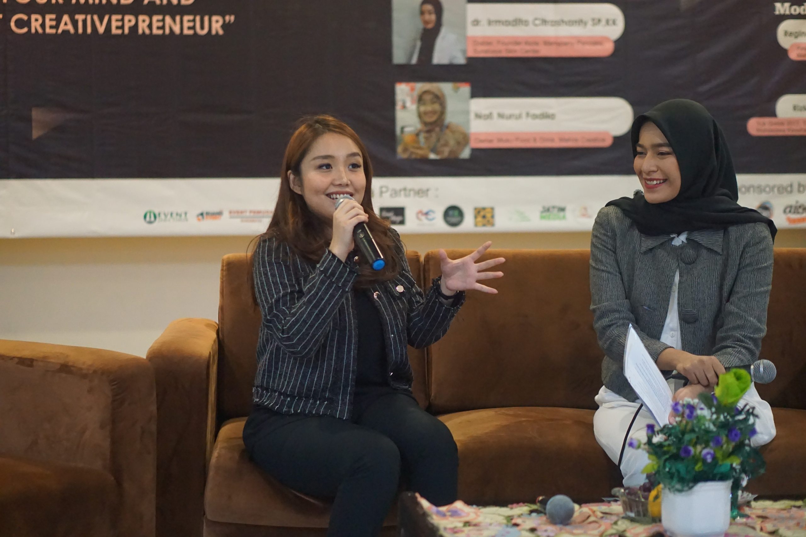 NEIDA Aleida (Vokalis HIVI) saat memberikan materi mengenai perempuan dan kewirausahaan. (Foto: Laurensia)