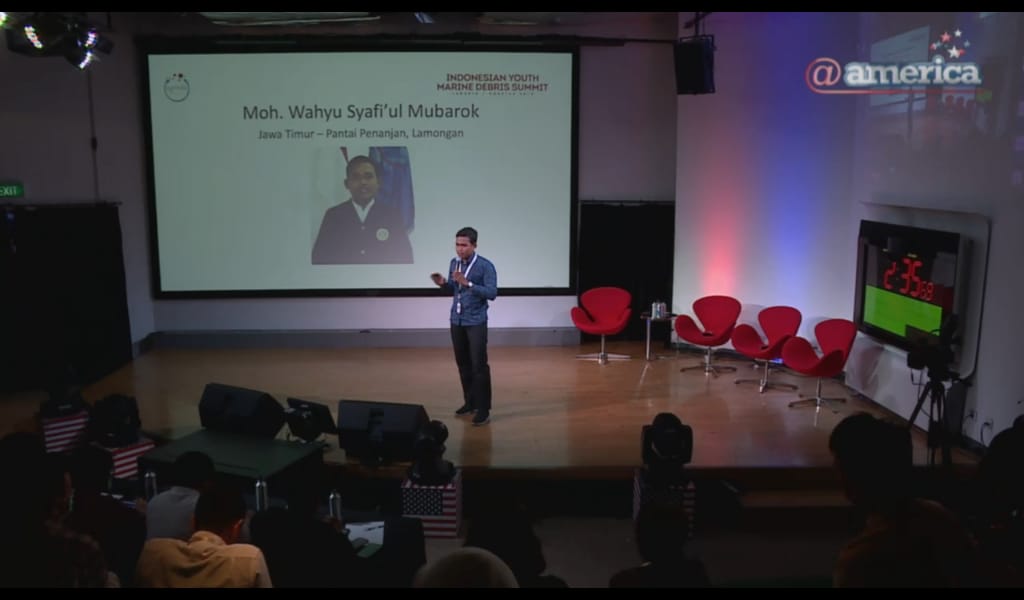 MOH. Wahyu saat memaparkan action plan di forum Indonesian Youth Marine Debris Summit 2019 di Jakarta. (Foto: Dokumetasi pribadi)
