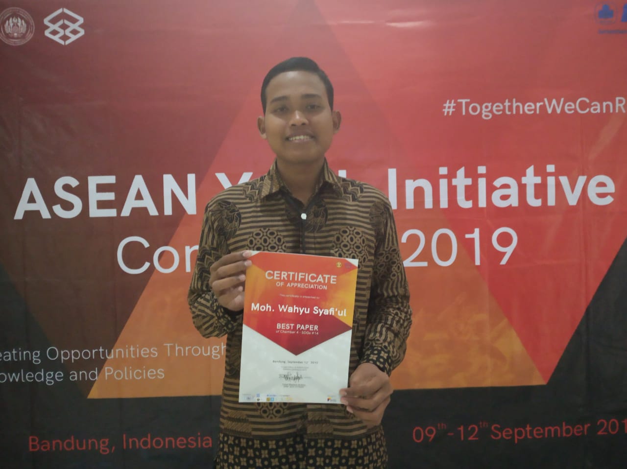 MOHAMMAD Wahyu Syafi’ul Mubarok raih best paper di ajang ASEAN Youth Initiative Conference 2019 (Foto: Dokumentasi pribadi)