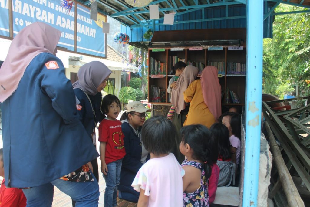 IIP UNAIR peringati Hari Kunjung Perpustakaan di tiga taman baca (Foto: Istimewa)