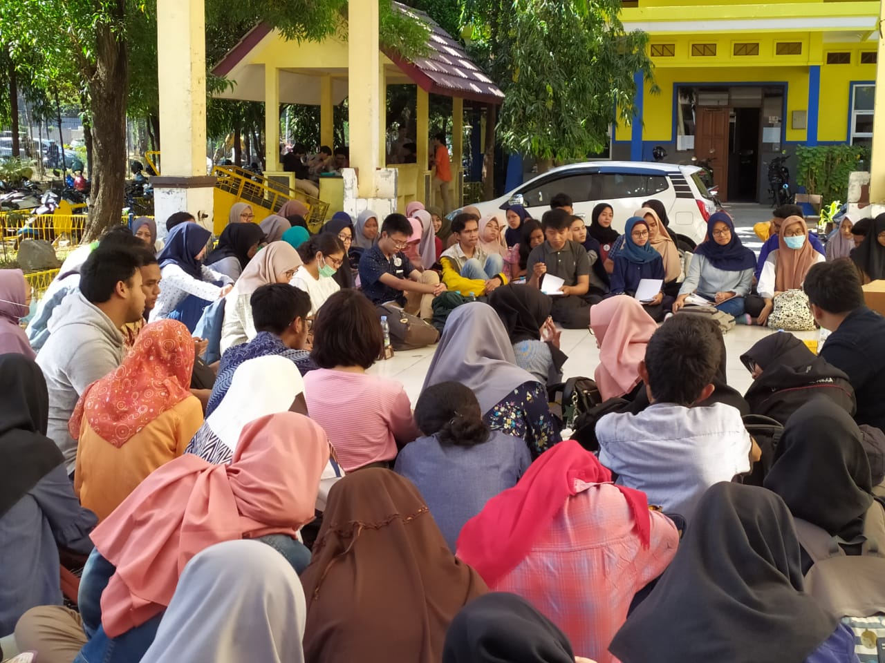 ACARA kajian isu nasional kebakaran HIMBIO UNAIR Selasa (24/9/2019) di Halaman Depan Student Center Pertamina Fakultas Sains dan Teknologi (FST) UNAIR. (Foto: Istimewa)