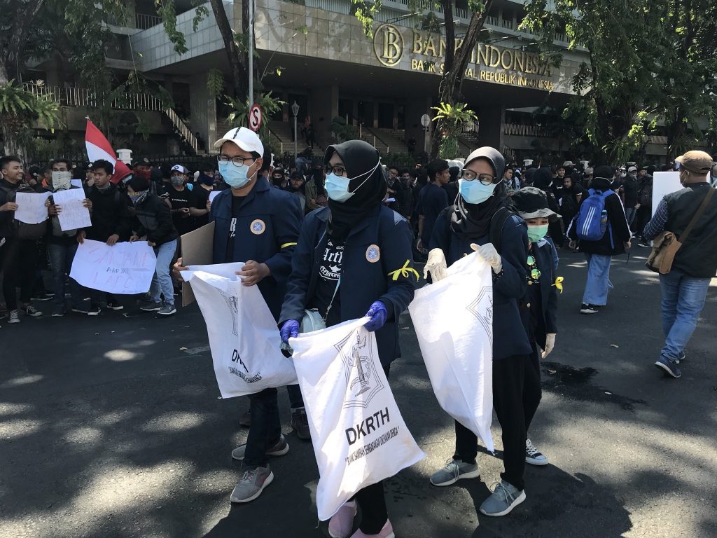 Some students pick up trash after the protest. (Photo: By courtesy)