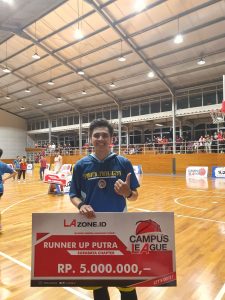 M. Arif Yudhistira Miftahurrizki sedang memegang papan hadiah runner up di Ubaya Sport Center (Foto: Istimewa)