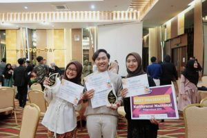 DELEGASI FISIP saat mendapat penghargaan Best presentation pada POLGOV DAYS 2019 di FISIPOL UGM, Minggu (20/10/2019). (Foto: Istimewa)