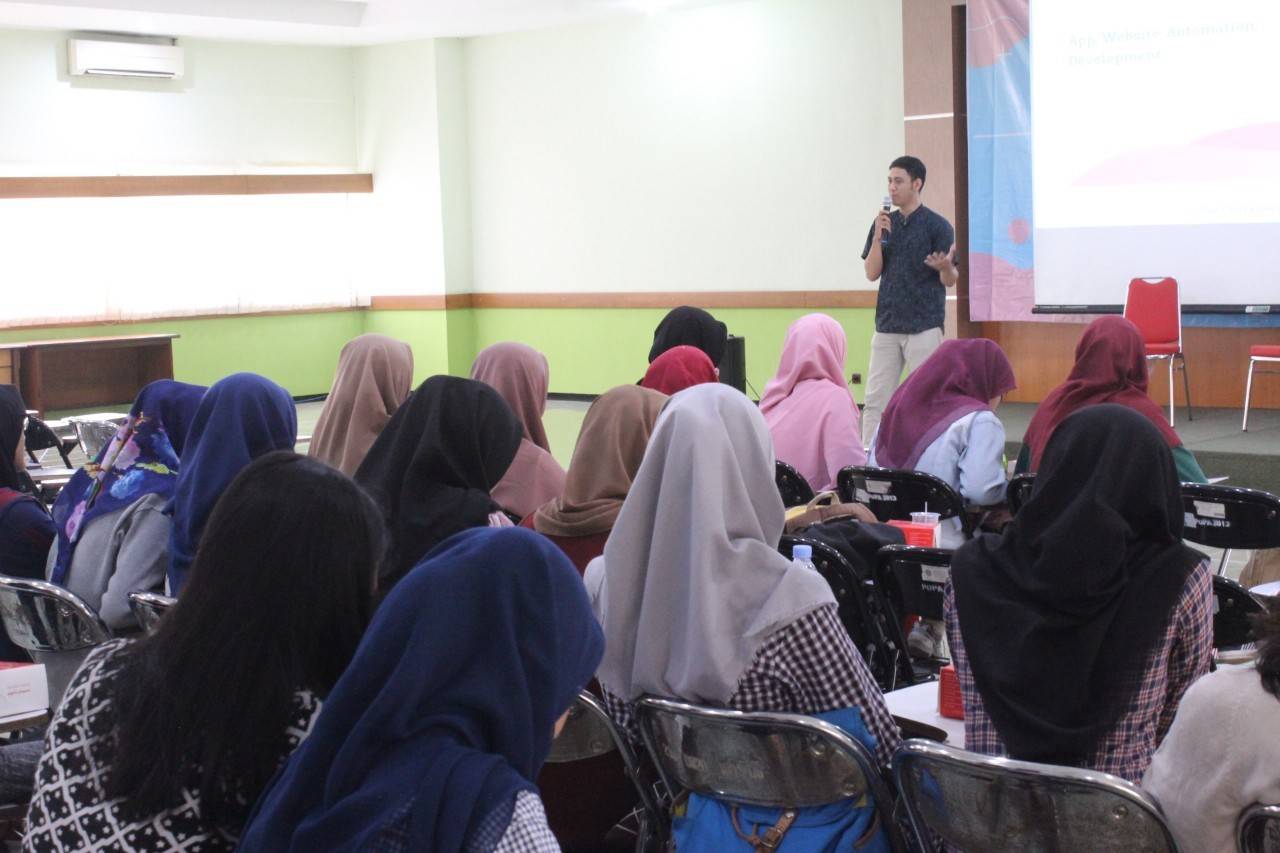 FANDI Achmad saat menyampaikan materi pada acara Prospect Vokasi Career Day 2019, Minggu (20/10/2019) di Aula Vokasi Gedung C. (Foto: Istimewa)