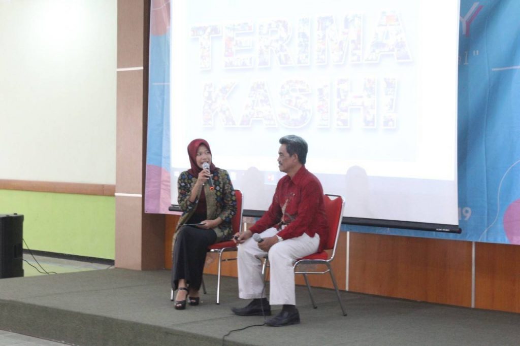 DRS. Tubiyono M.Si with the host Hanifah Zayyan in 2019 Career Day Vocational Prospect seminar, Sunday, October 20, 2019 in Faculty of Vocational Studies Building C Hall. (Photo: By courtesy)