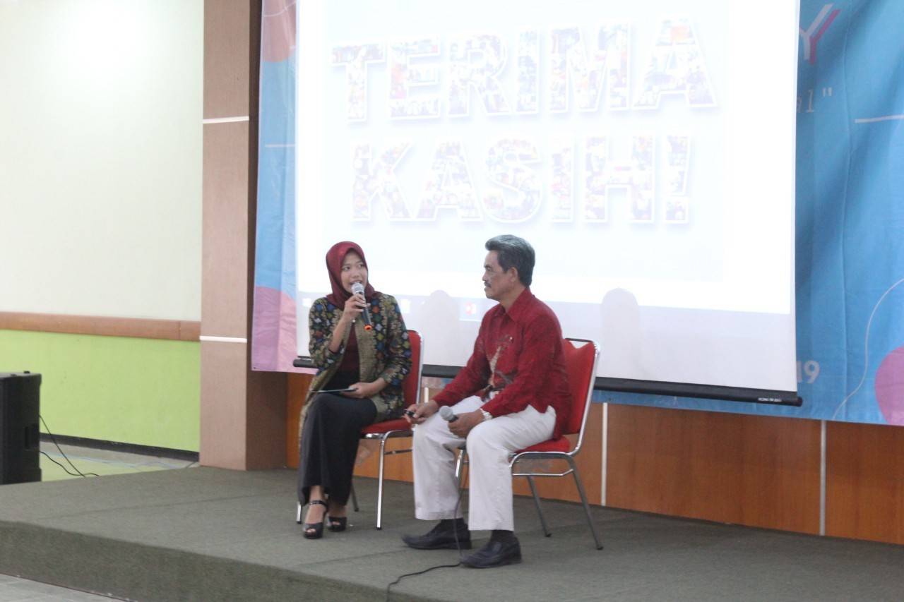 DRS. Tubiyono M.Si with the host Hanifah Zayyan in 2019 Career Day Vocational Prospect seminar, Sunday, October 20, 2019 in Faculty of Vocational Studies Building C Hall. (Photo: By courtesy)