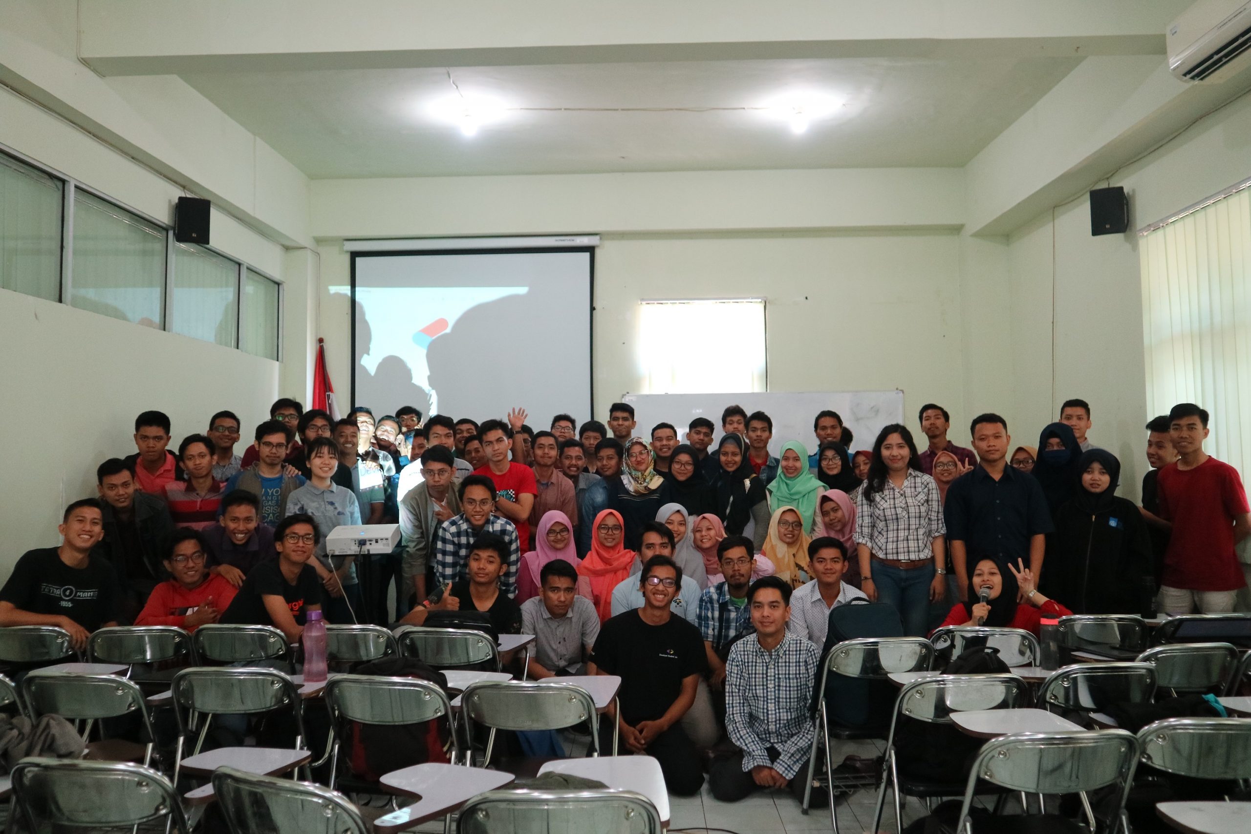 PARA peserta TechTalk dan Workshop DSC Chapter Surabaya sedang foto bersama di Ruang Soekarno, Gedung Pusat Bahasa Kampus B UNAIR. (foto: Istimewa)