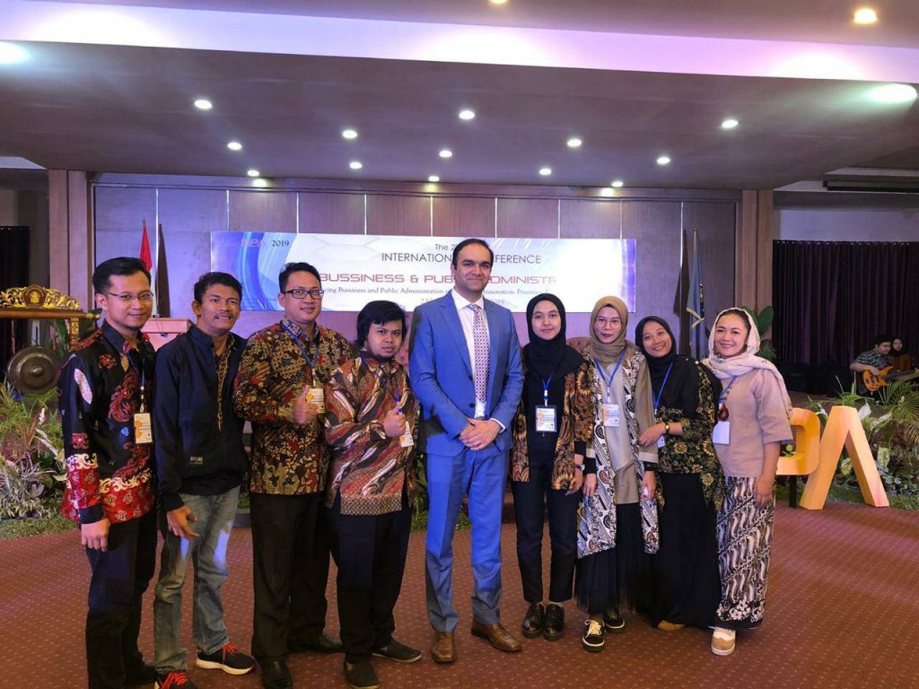 DELEGASI FISIP UNAIR bersama Associate Professor Mohammad Saud Khan dari Victoria University of Wellington (Tengah). (Foto: Istimewa)