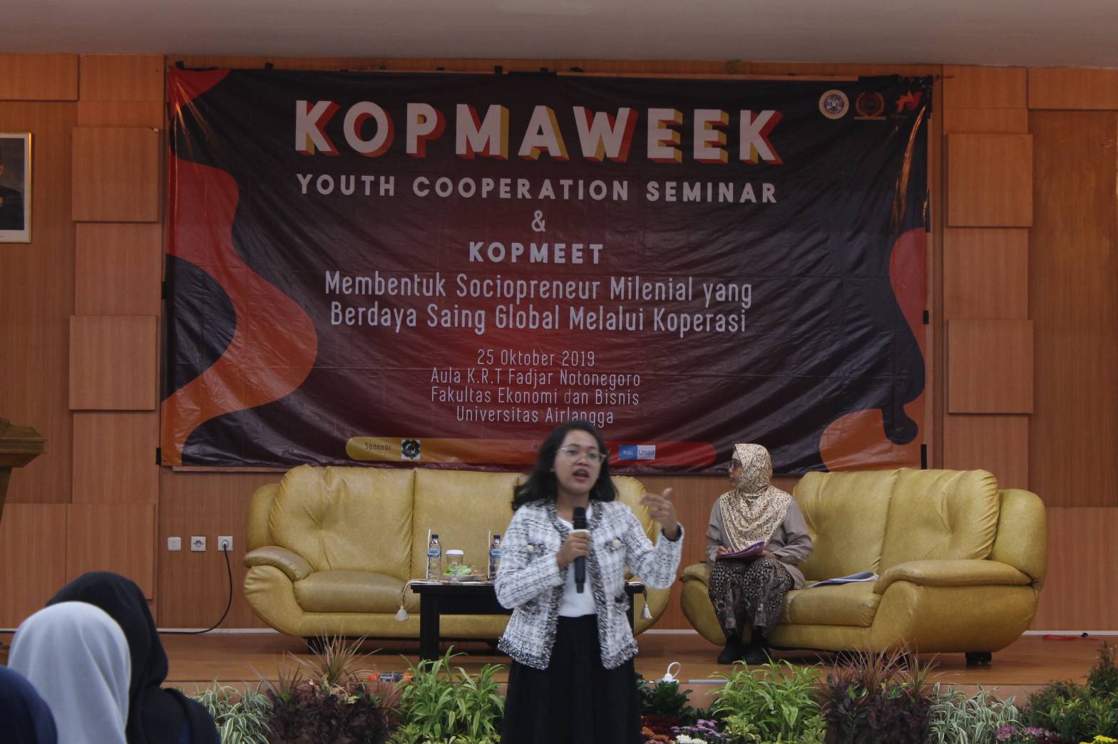 ANIS Saadah saat menyampaikan materi dalam Youth Coorperation Seminar KOPMAWEEK di Aula Fadjar Notonegoro, Jumat (25/10). (Foto: Istimewa)