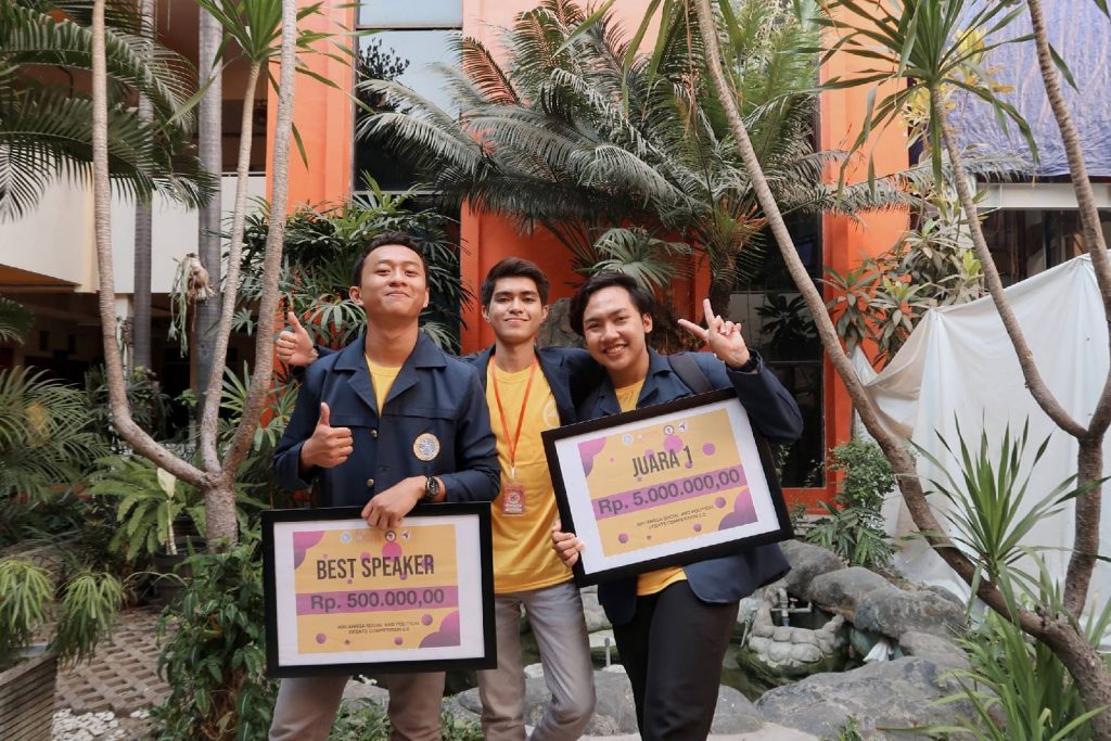 PAMUS Sukma Yudana, Charisma Omega Nafu, dan Lalu Ary Kurniawan yang meraih juara 1 dan best speaker dalam ASPDC 2019. (Foto: dokumen pribadi)