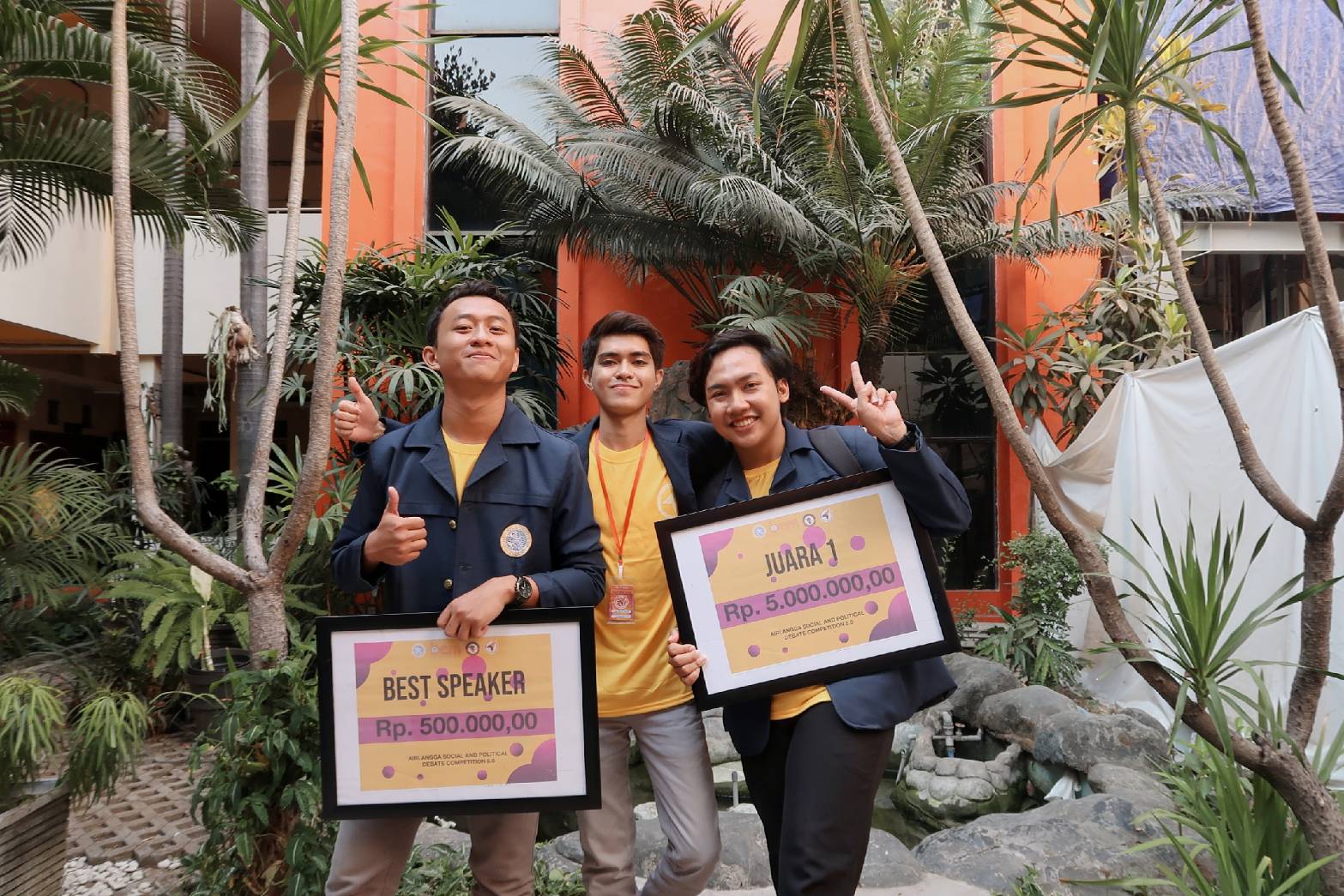 PAMUS Sukma Yudana, Charisma Omega Nafu, dan Lalu Ary Kurniawan yang meraih juara 1 dan best speaker dalam ASPDC 2019. (Foto: dokumen pribadi)