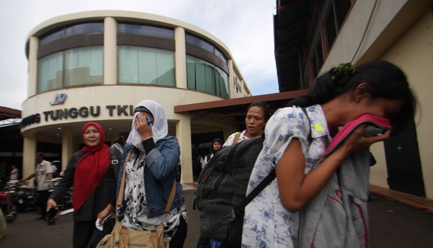 BEBERAPA TKI terharu usai sampai di Indonesia. (Foto: tempo.id)