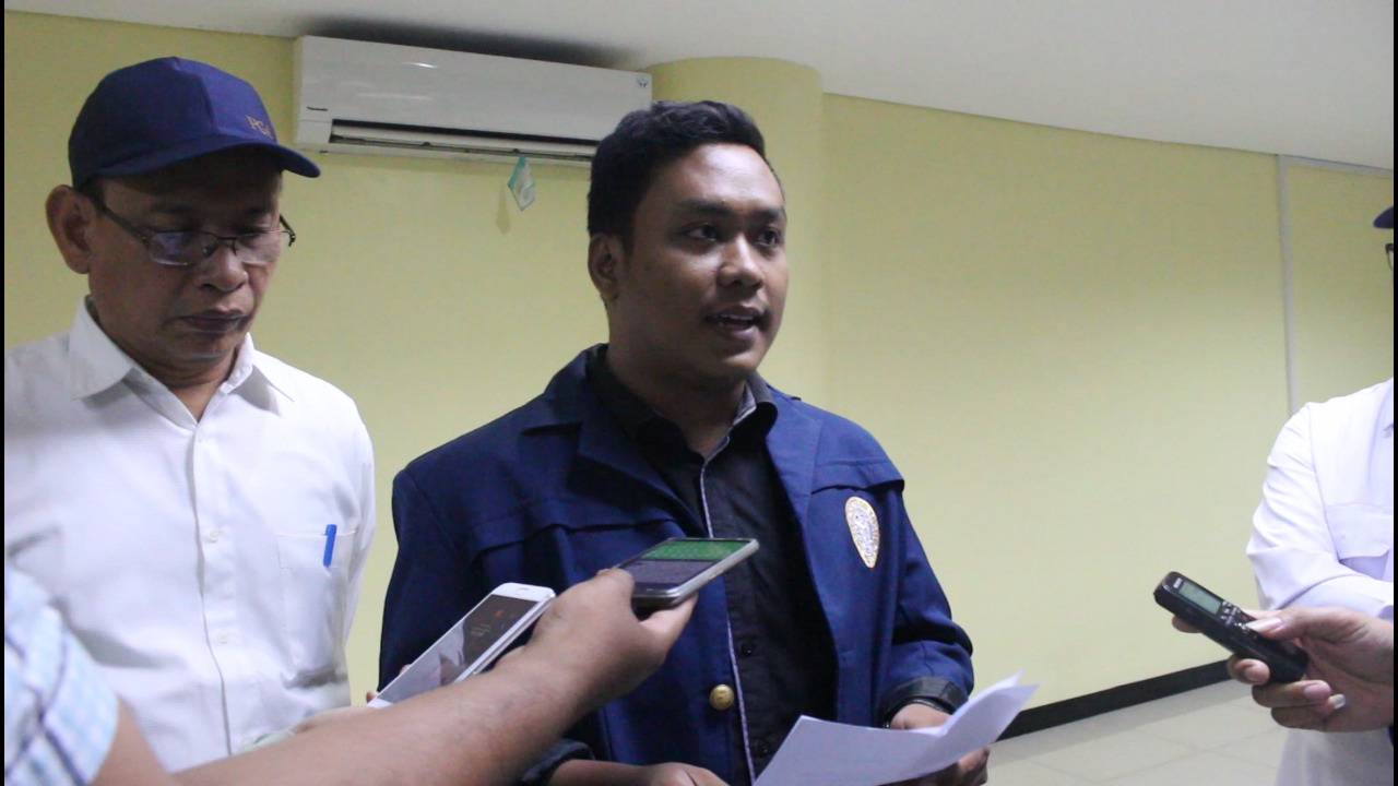 KETUA Badan Ekskutif Mahasiswa UNAIR Agung Tri Putra didampingi Rektor Universitas Airlangga Prof. M. Nasih saat menyampaikan lima sikap. (Foto: Muhammad Alif Fauzan)