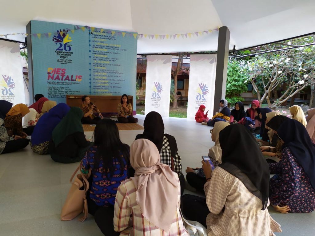 Luh Mery Widhayanti. S.KM. saat melakukan pemaparan saat kegiatan diskusi buku “Perjalanan Hati” pada Rabu (2/10/2019) di Gazebo Tengah FKM UNAIR. (Foto: Anugrah Visar Rahman)