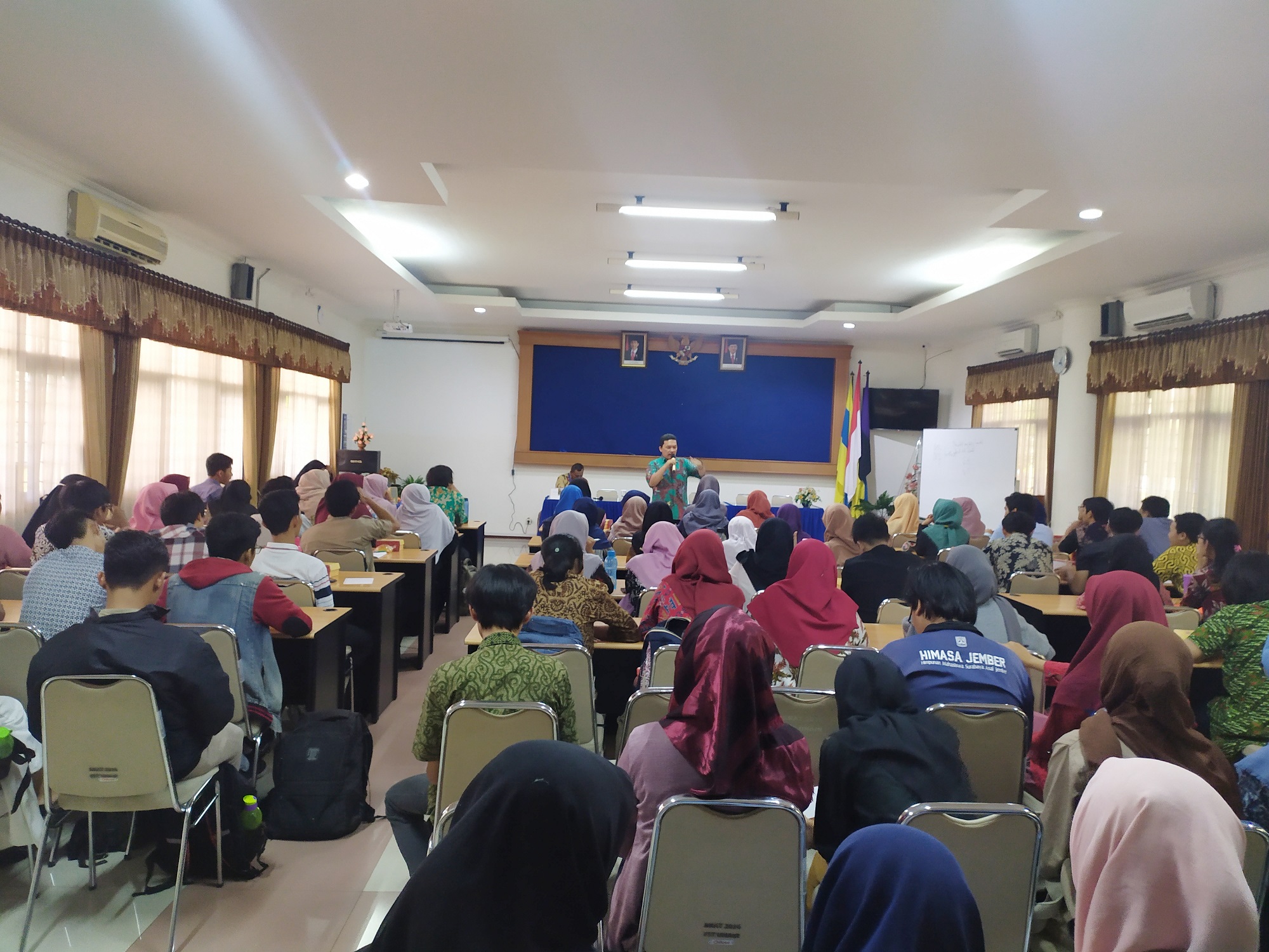 MAHASISWA FST sedang mendengarkan sosialisasi mengenai PKM di Ruang Sidang FST oleh Dr. Eduardus Bimo Aksono. M.Kes., drh. (Foto: Fahmi Royani)