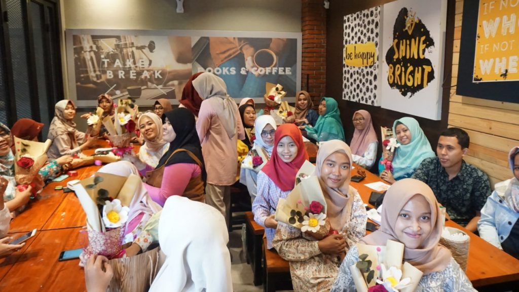 ADINDA Denisa dan Teman-Temannya sedang Membuat Buket Bunga Flanel. (Foto: Istimewa)