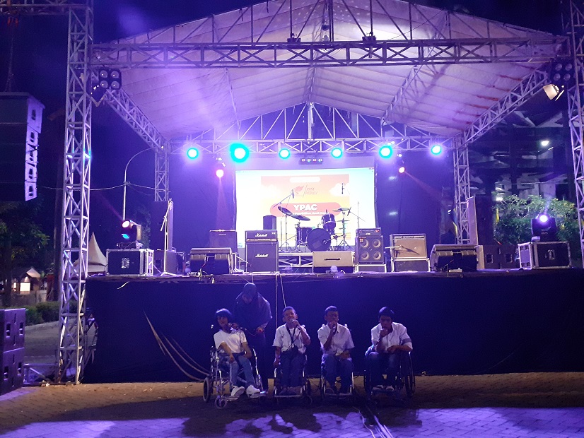 PENAMPILAN adik-adik Yayasan Pembinaan Anak Cacat (YPAC) dalam konser amal KITA PEDULI 2019 pada Sabtu (26/10). (Foto: Fitri)