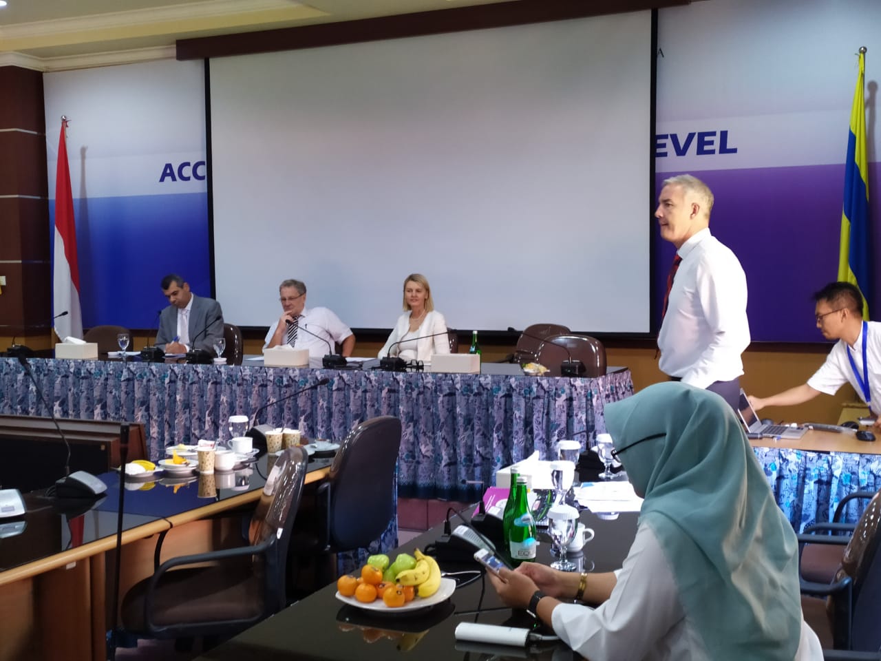 Dr. Julian Goodman saat menyampaikan pemaparan hasil rekomendasi penilaian akreditasi internasional APHEA pada Jumat (4/10/2019) di Ruang Sidang 301, Gedung Kahuripan Kantor Manajemen Kampus C UNAIR. (Foto: Anugrah Visar Rahman)