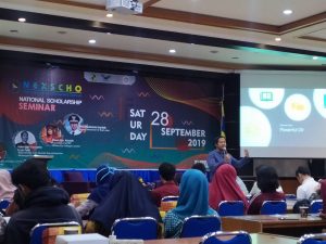 CAK Feb sedang menyampaikan materi mengenai pembuatan CV. (Foto: Fahmi Royani)