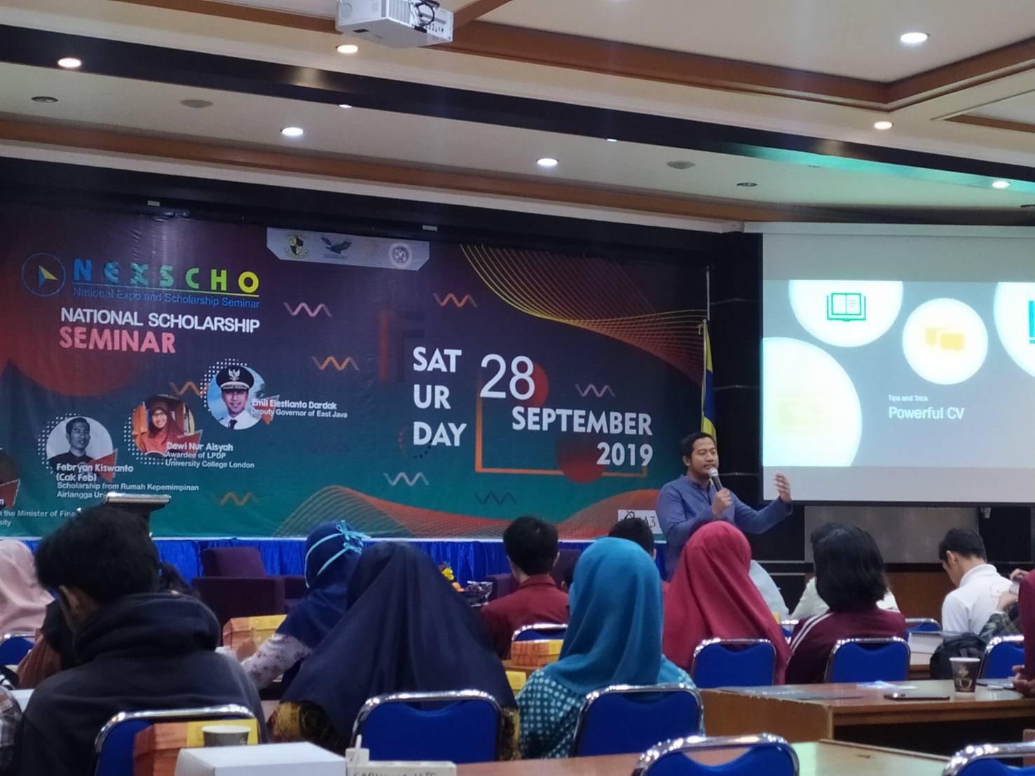 CAK Feb sedang menyampaikan materi mengenai pembuatan CV. (Foto: Fahmi Royani)