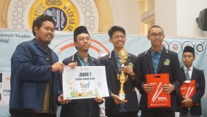 PENYERAHAN penghargaan juara 1 lomba cabang Cerdas Cermat Islam oleh Hariawan Widi selaku ketua ISEF 2019 kepada MAN 2 Malang. (Foto: Istimewa)