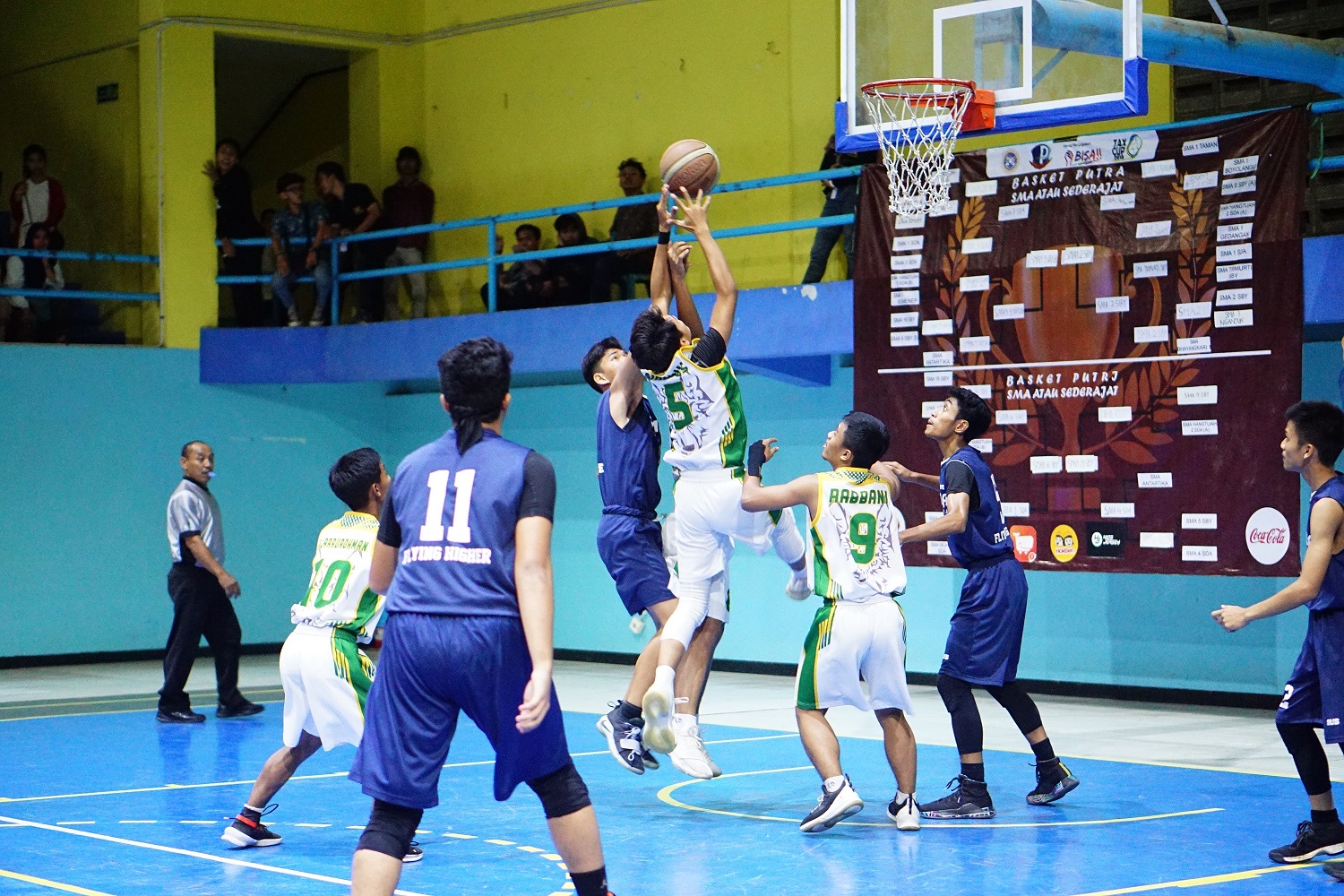 SUASANA pertandingan salah satu cabang olahraga yakni basket. (Foto: Istimewa)