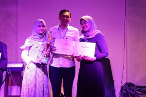 DELEGASI FKp UNAIR juara I debat bahasa Inggris di Unpad. (Foto: Istimewa)