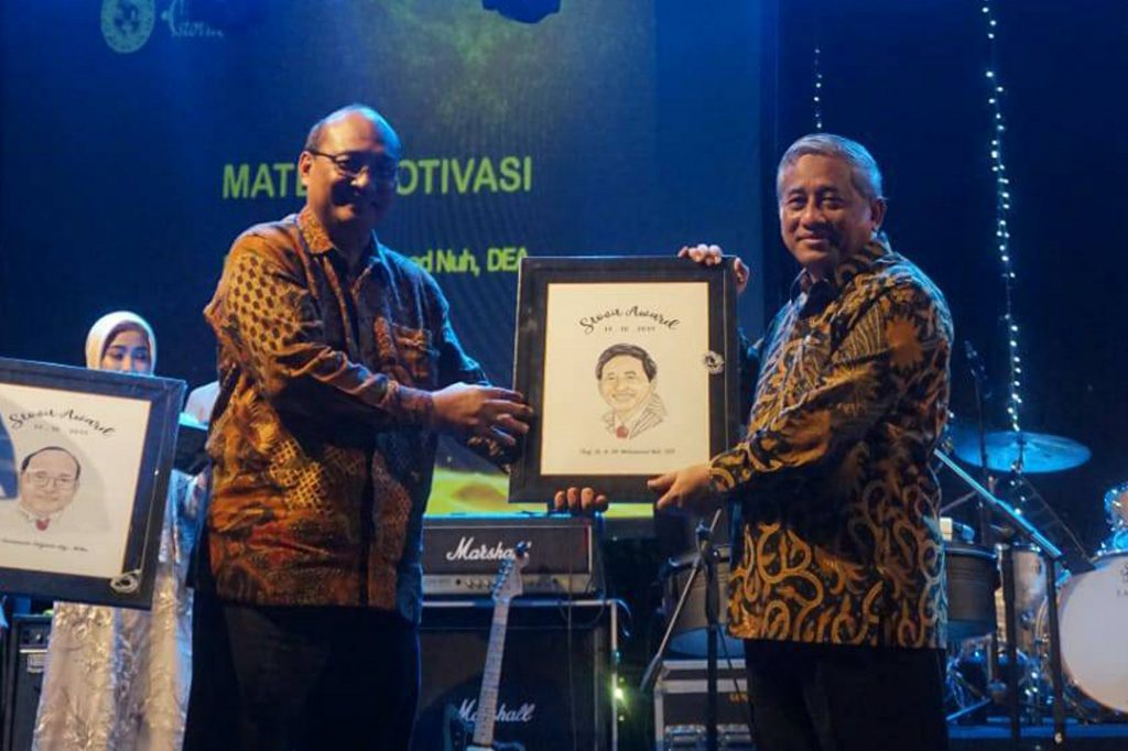 PROF. M. Nuh saat memberikan materi motivasi bagi sivitas akademika FKG UNAIR dalam Stovit Award 2019. (Foto: Istimewa)