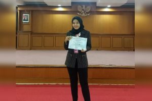 AYU NUR Kholidah Yahya Saat Catwalk dan Membawa Tas Kantor. (Foto: Istimewa)