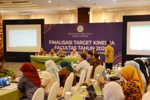 REKTOR UNAIR Prof Dr Mohammad Nasih., SE., MT., Ak., CMA., memberikan arahan dalam rapat koordinasi pimpinan fakultas dan universitas bertajuk Finalisasi Target Kinerja Fakultas Tahun 2020 pada Selasa (22/10/2019) di Finna Golf & Country Club Pasuruan. (Foto: Feri Fenoria)