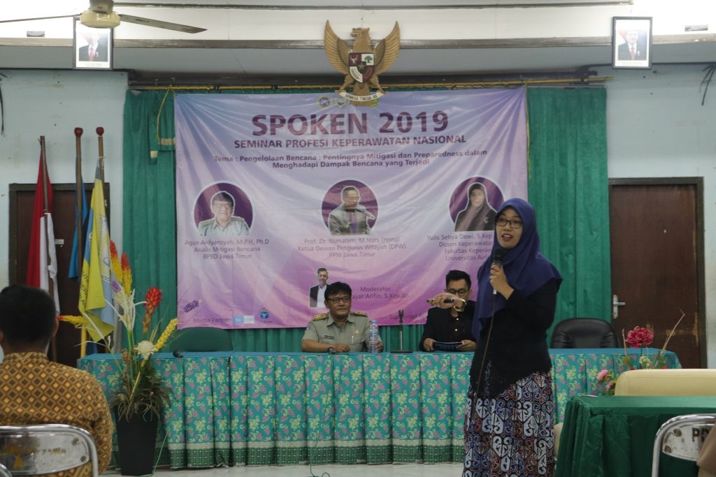 Dr. Yulis Setiya Dewi, S.Kep.Ns., M.Ng saat menyampaikan materi pada acara seminar profesi keperawatan nasional pada Sabtu (26/10/2019). (Foto: Istimewa)