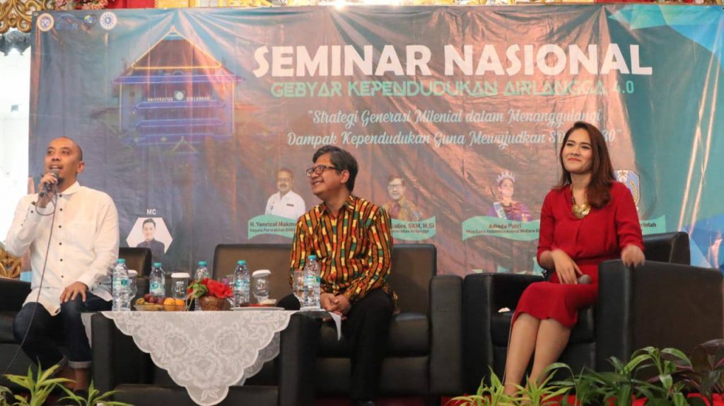 DR. Lutfi Agus Salim, SKM, M.Si serta Adinda Putri saat menyampaikan presentasi pada Minggu (20/10/19). (Foto: Istimewa)