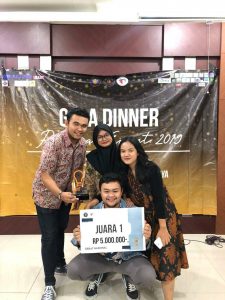 DELEGASI FISIP UNAIR setelah sesi awarding pada seminar nasional POLITE 2019. (Foto: Eliza)