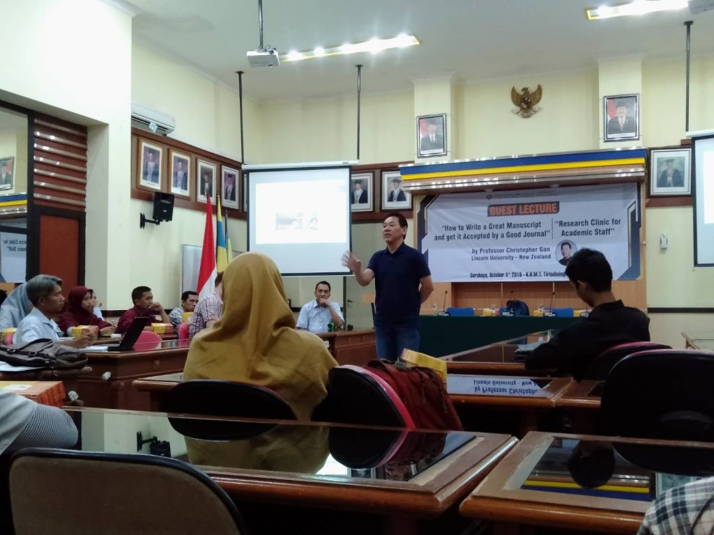 PROFESOR Christopher Gan saat memberikan sesi kuliah tamu di Aula Tirtodiningrat. (Foto: Intang Arifia)