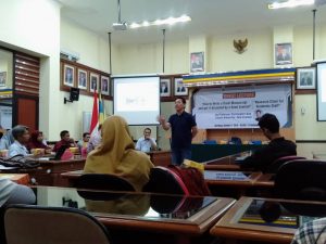 PROFESOR Christopher Gan saat memberikan sesi kuliah tamu di Aula Tirtodiningrat. (Foto: Intang Arifia)