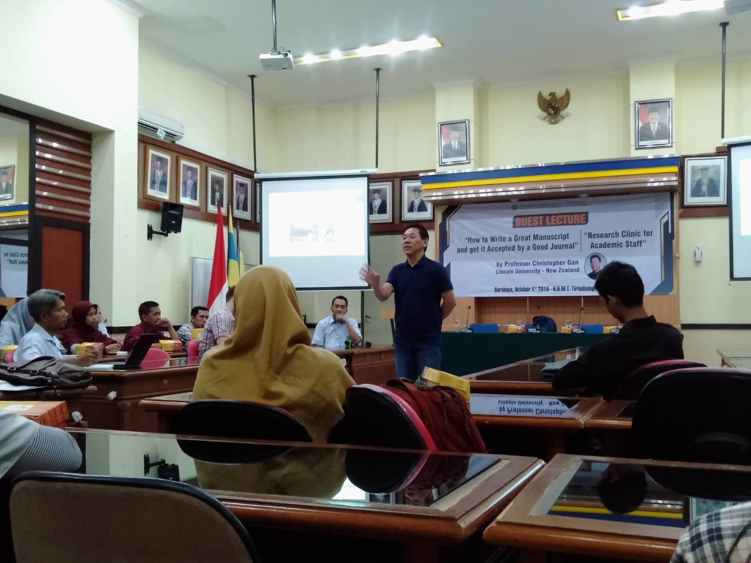 PROFESOR Christopher Gan saat memberikan sesi kuliah tamu di Aula Tirtodiningrat. (Foto: Intang Arifia)