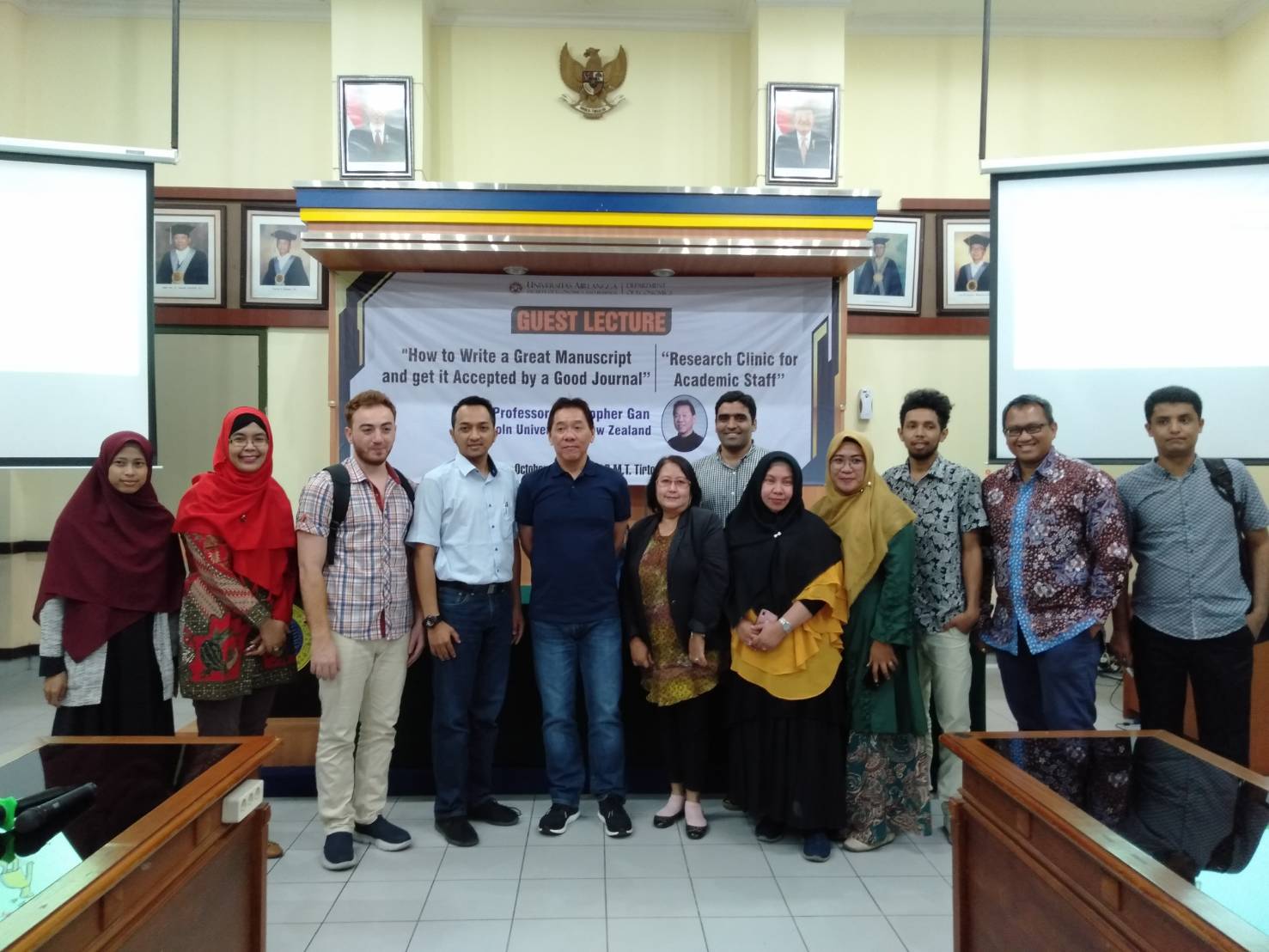 PROFESSOR Christopher Gan (in dark blue shirt) after giving in a guest lecture. (Photo: Intang Arifia)