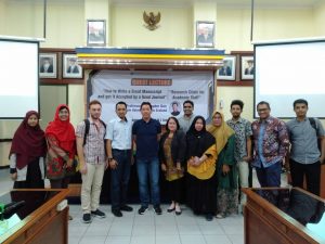 PROFESOR Christopher Gan (tengah) setelah memberi materi di kuliah tamu di samping agenda penandatanganan kerja sama dengan UNAIR. (Foto: Intang Arifia)
