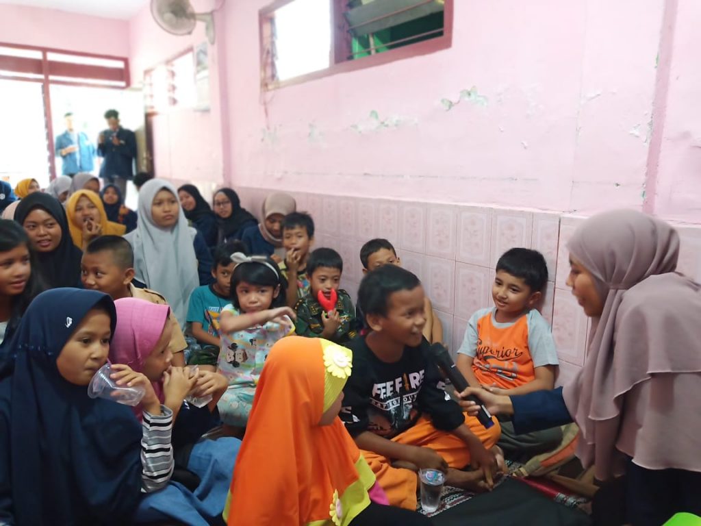 PEMBUKAAN kampung mitra dalam rangkaian kegiatan pengabdian DEPUTRA yang berlangsung di RT 1 Karang Menjangan Surabaya pada Sabtu (05/10). (Foto: Istimewa)