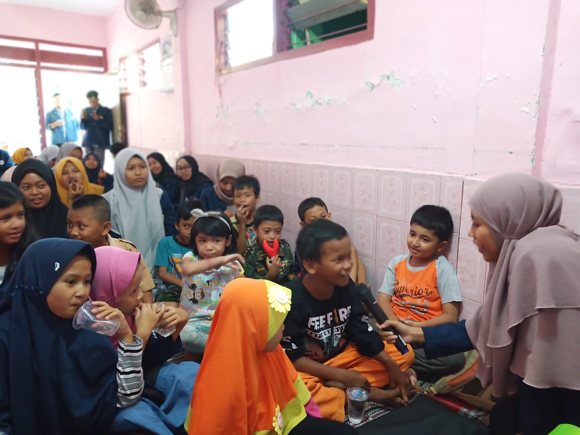 PEMBUKAAN kampung mitra dalam rangkaian kegiatan pengabdian DEPUTRA yang berlangsung di RT 1 Karang Menjangan Surabaya pada Sabtu (05/10). (Foto: Istimewa)