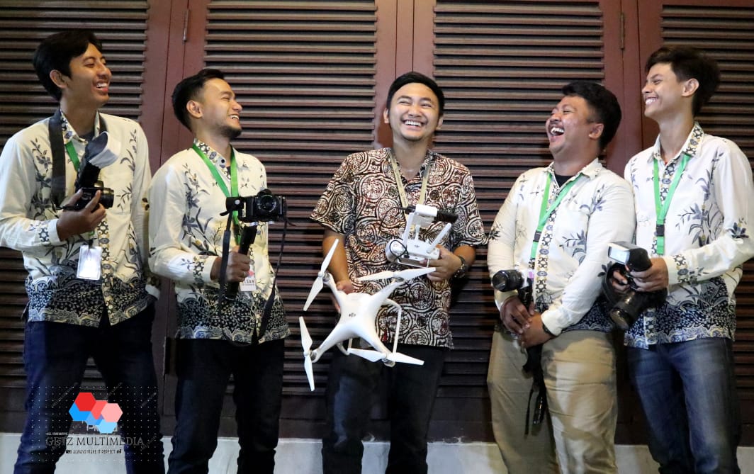 ELSAN (tengah) dan Timnya pada Acara Pernikahan Salah Satu Klien. (Foto: Dok. Pribadi)